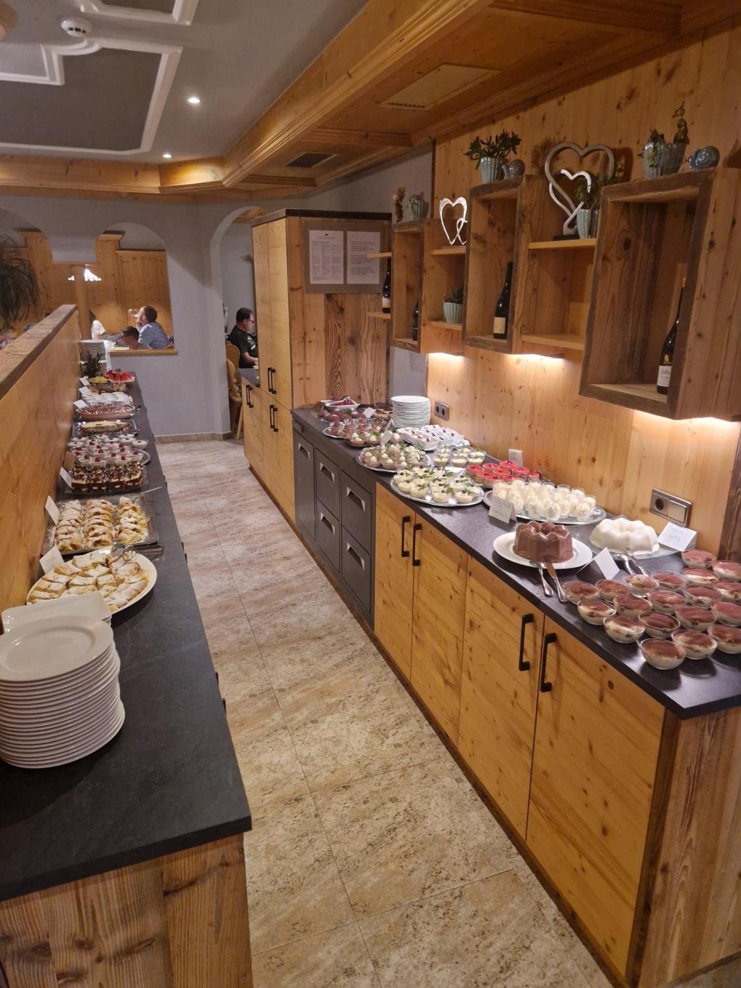Hotel Tonnerhof ราชีเนส ภายนอก รูปภาพ