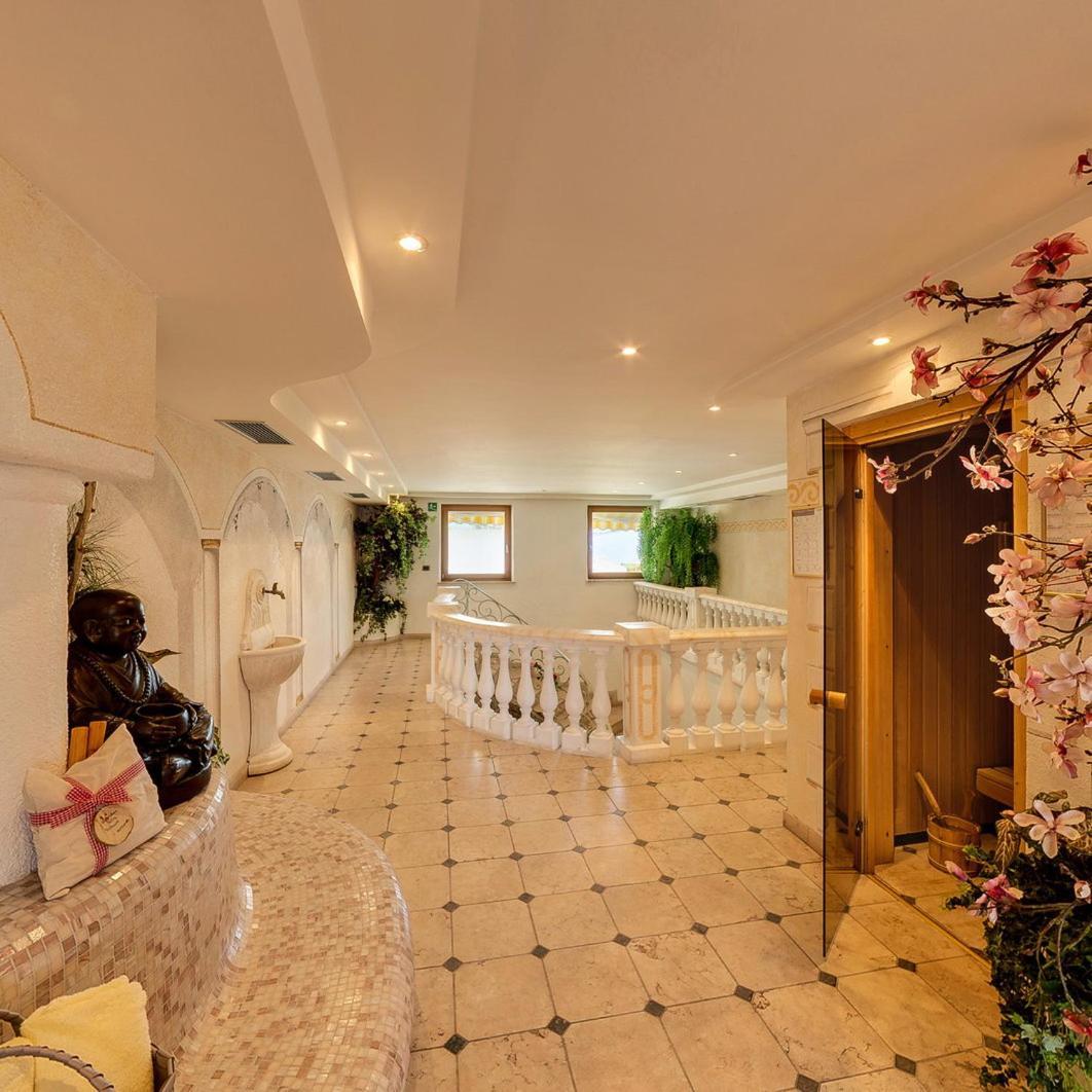Hotel Tonnerhof ราชีเนส ภายนอก รูปภาพ