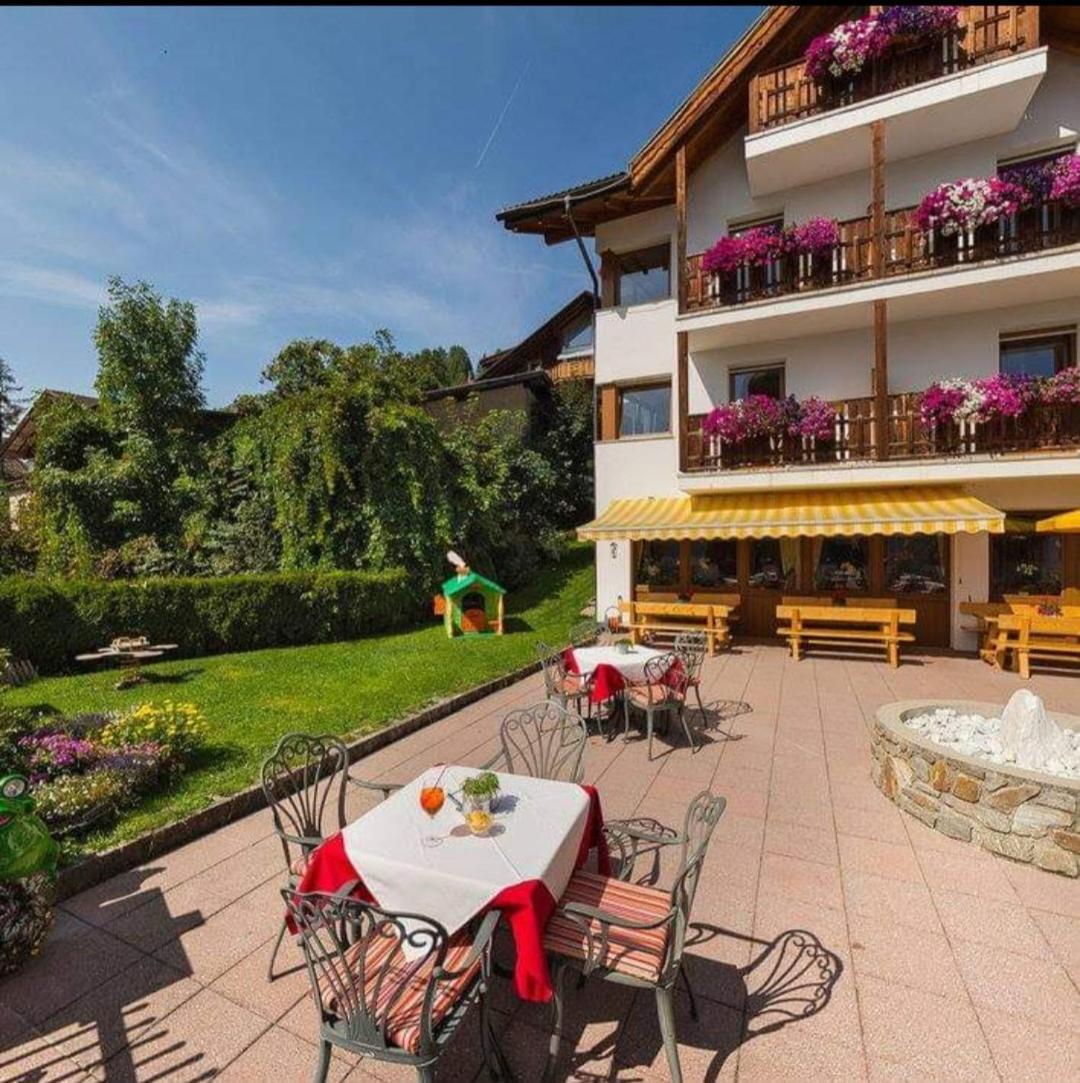 Hotel Tonnerhof ราชีเนส ภายนอก รูปภาพ